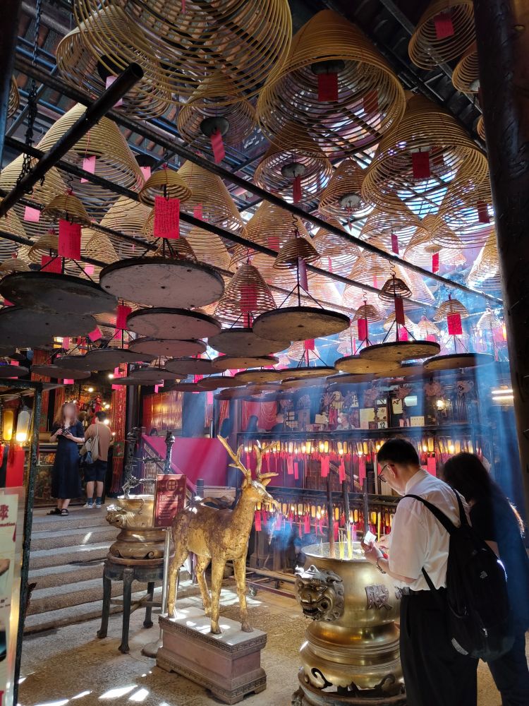 文武廟の写真　吊り下げられたお香や線香の煙によって古廟の中にうつくしい光芒が生まれている