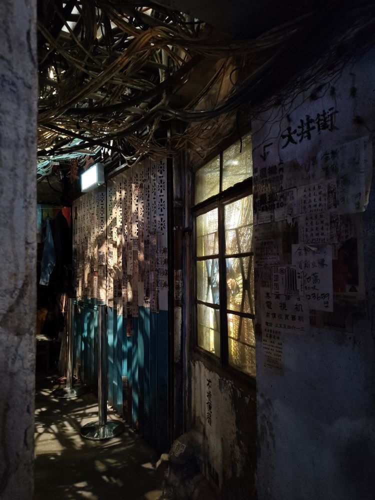 大井街通路。少し写りが悪かったけど窓から信一がチラ見え