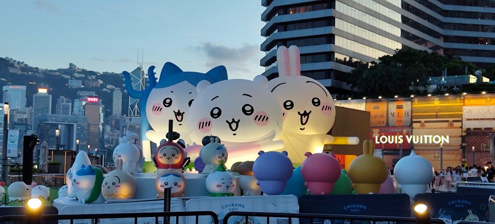 ヴィクトリアハーバー　K11 MUSEA前に大きく展示されたちいかわ