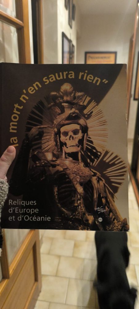 Catalogue d'exposition "La Mort n'en saura rien Reliques d'Europe et d'Océanie". 5 ans que je le cherche après en avoir entendu parler en colloque. Mais à 200€ j'en n'avais pas les moyens