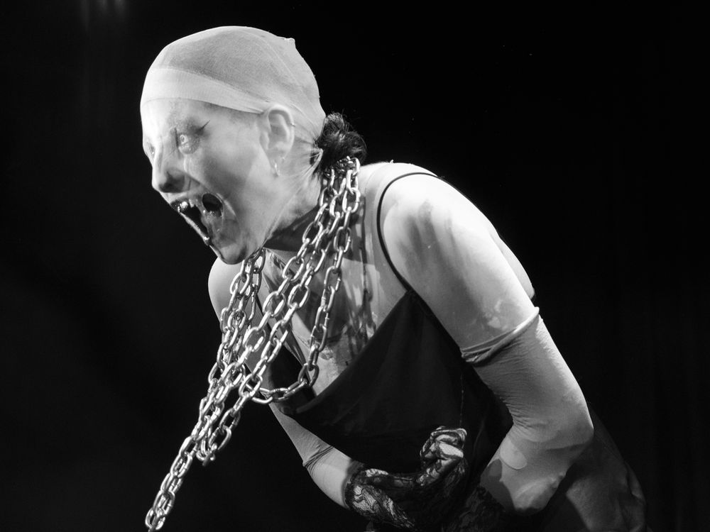 irvi en plein hurlement, le visage et les bras couverts de nylon, alors que la lourde chaîne se balance autour de son cou