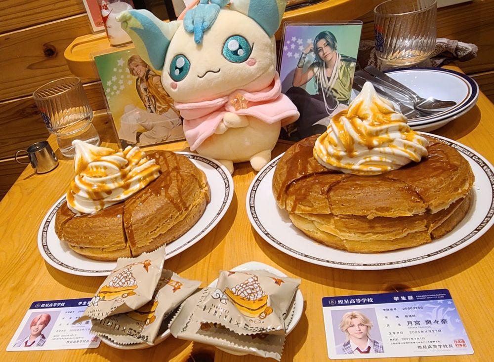 コメダ珈琲のテーブルの上に並んだシロノワール2つと、ぼくプリのグッズのパドドゥのぬいぐるみ型ポシェットやブロマイド。