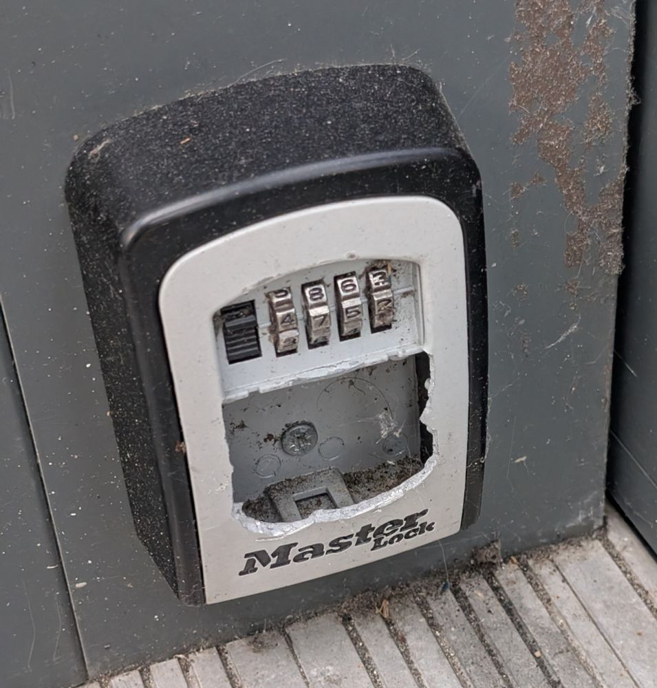 It's a master lock key safe. The front has been smashed, bypassing the locking mechanism.