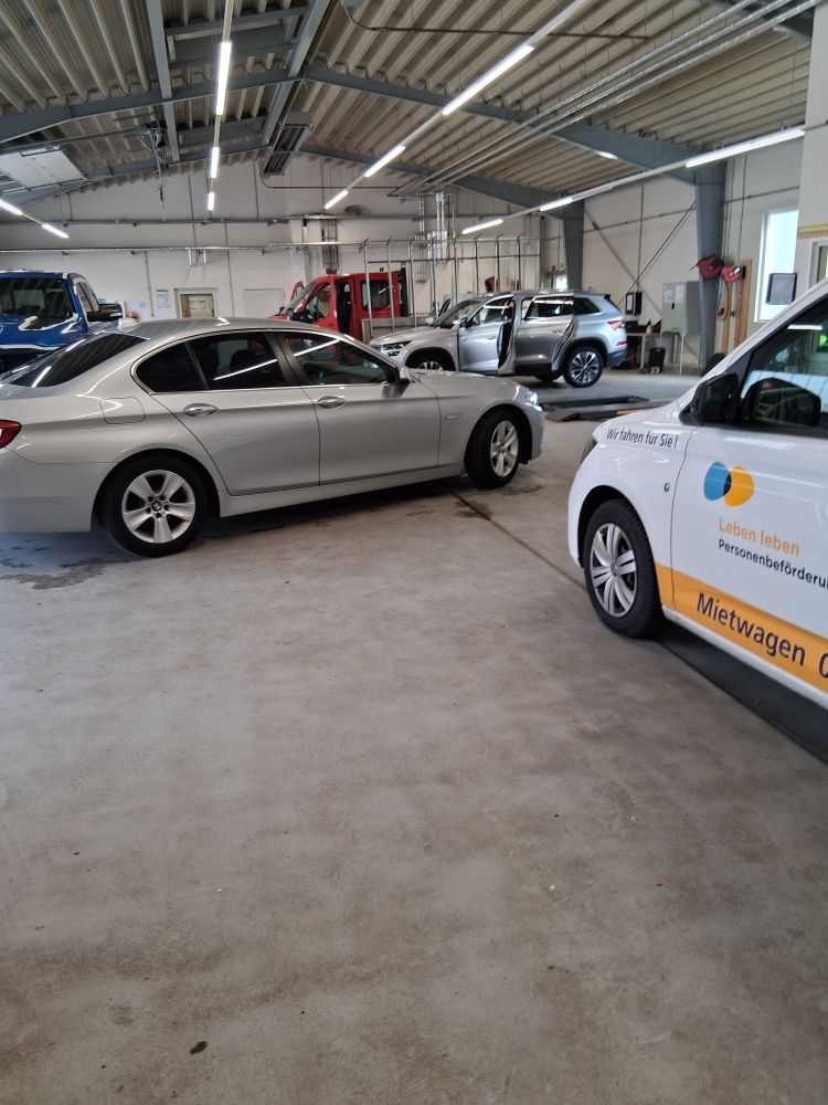 Eine Halle in der verschiedene Autos stehen, die geputzt und poliert werden. Hier mache ich gerade mein Praktikum. 