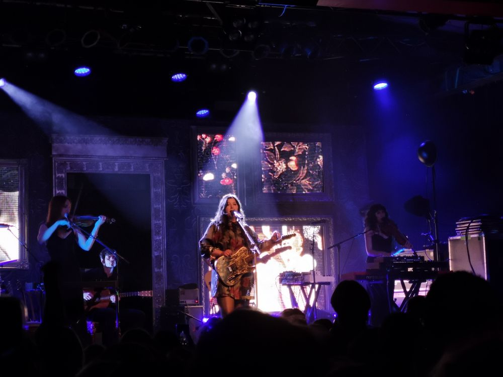 Lucy Dacus auf der Bühne im Astra In Berlin.