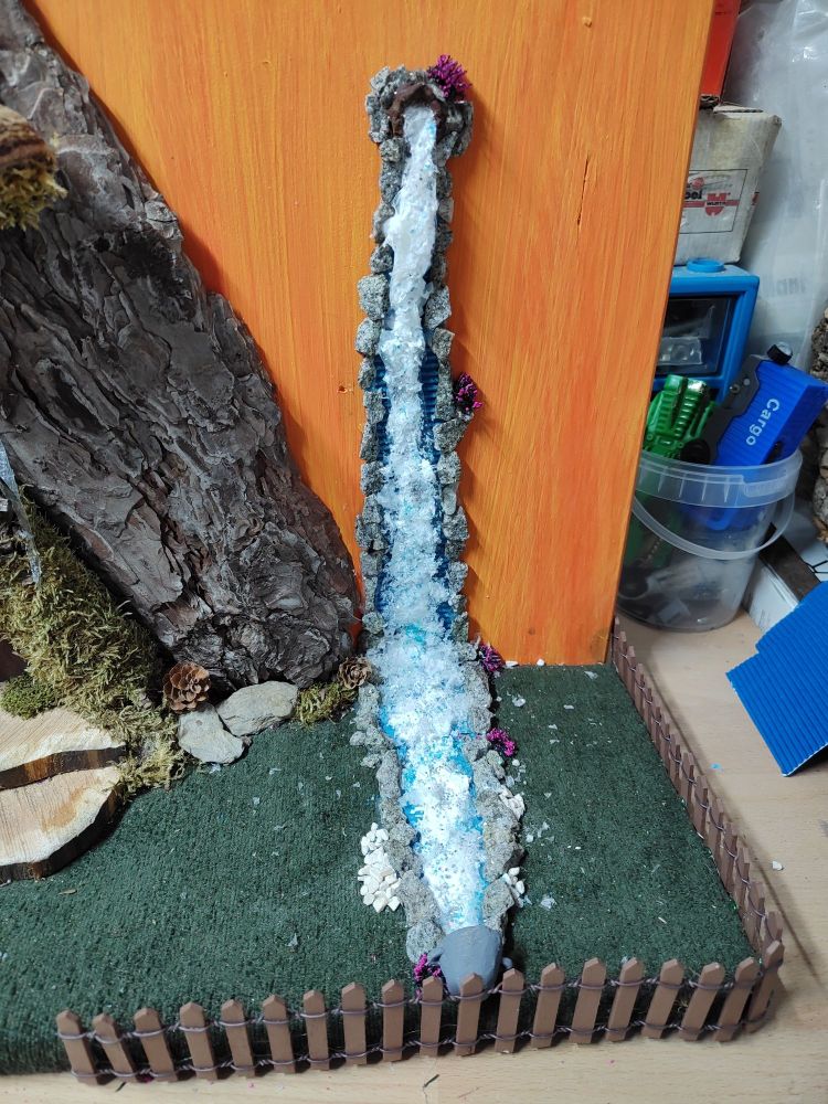 Ein magischer Bach im Wichtelhaus Garten.
Der Bach wird von grauen Steinen eingefasst und führt Schneewasser.