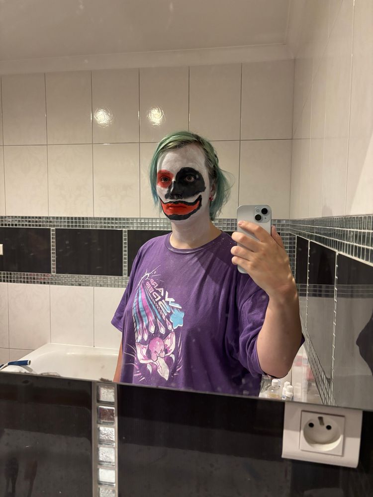 Moi, dans la salle de bains, avec un maquillage de clown sombre mal fini car je débute.