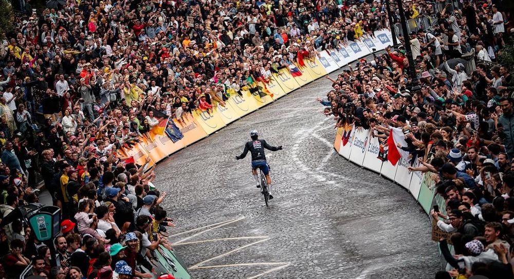 Primož Roglič riding up Montmartre today and soaking up the fans. 
