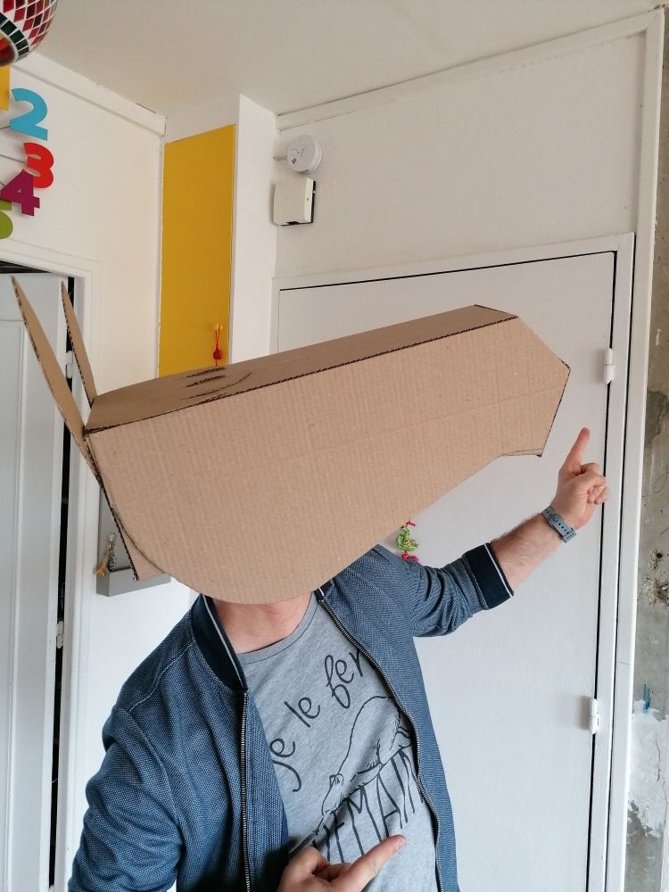 pose de profil avec ma tête de cheval en carton