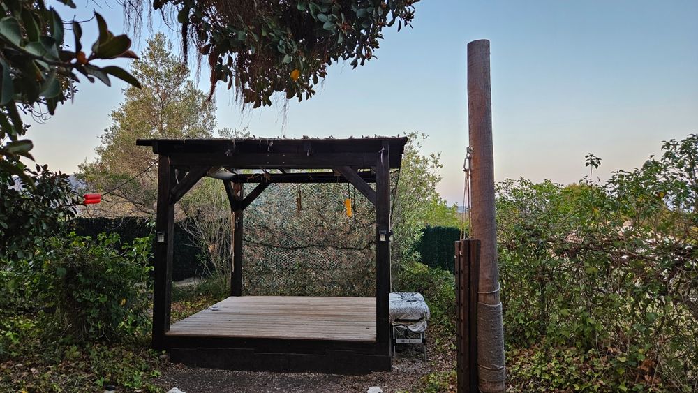 Kleine Bondage-Bühne draußen vor der Finca, in der wir immer Urlaub machen.