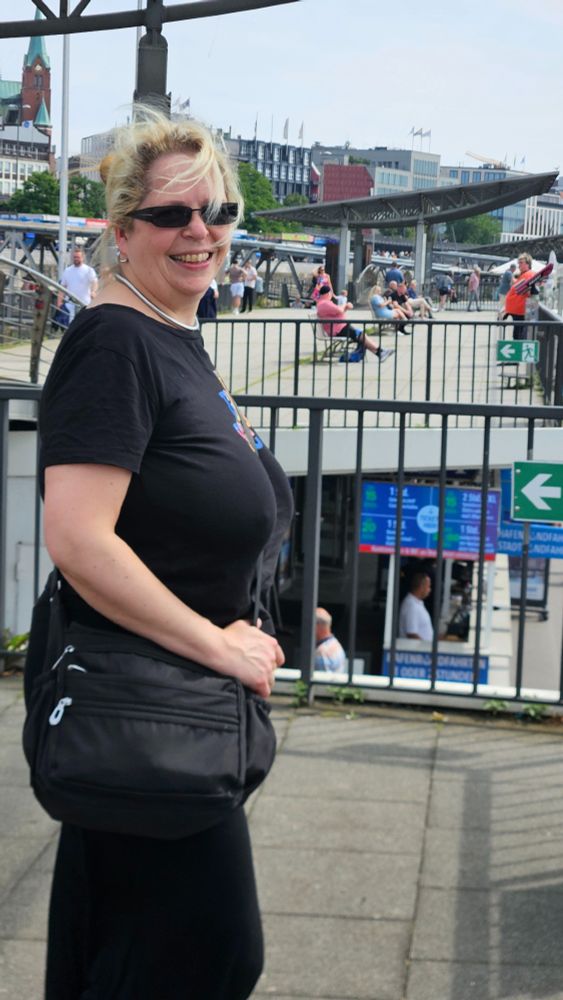 Bild von gestern, den Donnerstag ist Katzentag. Ropecat an den Landungsbrücken, entspannt mit Sonnenbrille und etwas zerzaustem Haar.