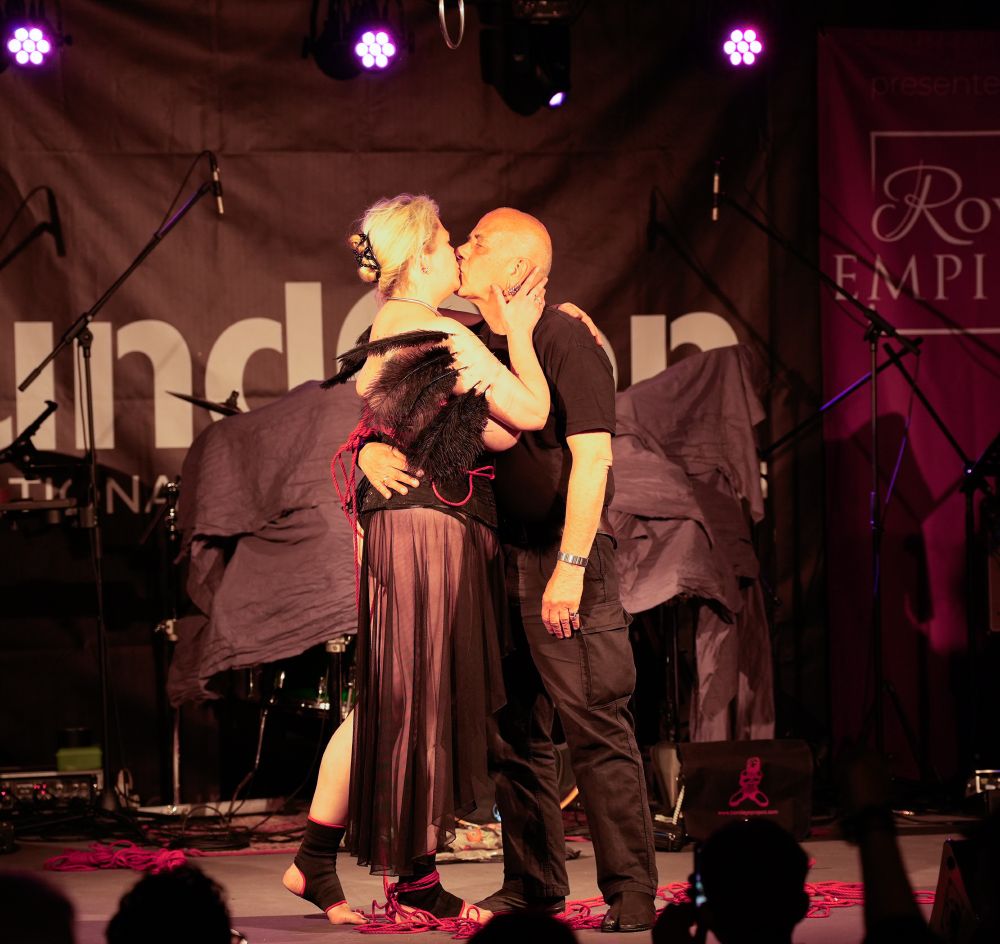 Ropecat und ich uns küssend auf der Boundcon Bühne.