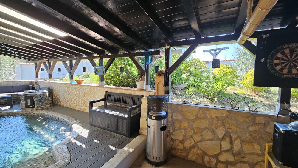 Whirlpool, gemütliche Terrasse und im Hintergrund Spielgefährten für die etwas härtere Liebe!