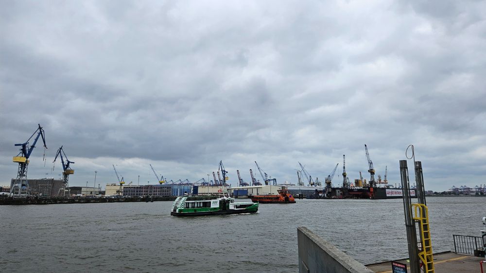 Alles grau - Hafenfähre, Elbe, Himmel