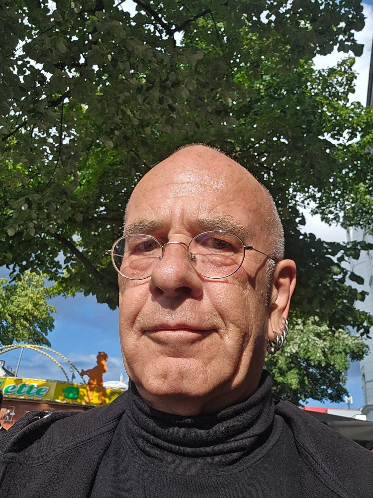 Ich auf der Reeperbahn vor meinem Lieblings-Dönerladen.
