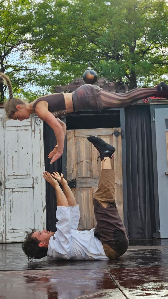 Spielbudenfestival, Frau fliegt in der Luft über Mann.