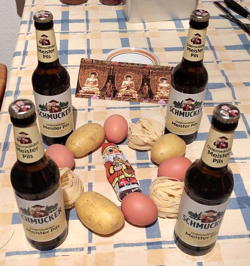 Adventskranz mit 4 Flaschen Pils, Kartoffeln, Eiern, Nudeln und einem Schokolade-Nikolaus - alle Produkte im Odenwald hergestellt.