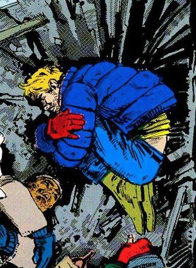 Matt Murdock durmiendo en un callejón sucio, vestido con chaqueta de invierno, jeans, guantes y botas.