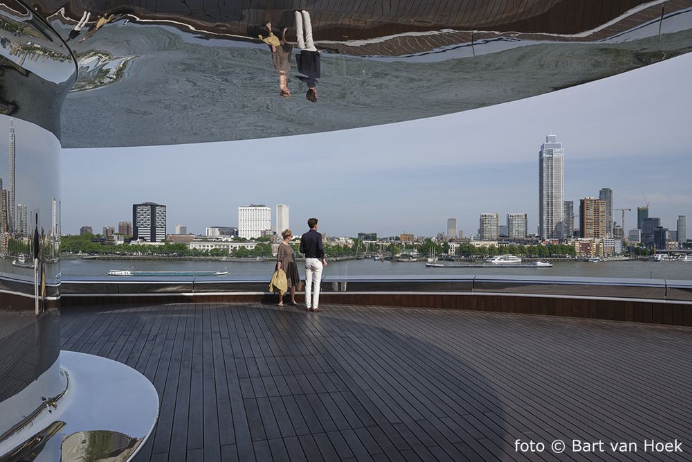 Uitzicht op de skyline van Rotterdam vanaf het uitzichtpunt (foto: Bart van Hoek)