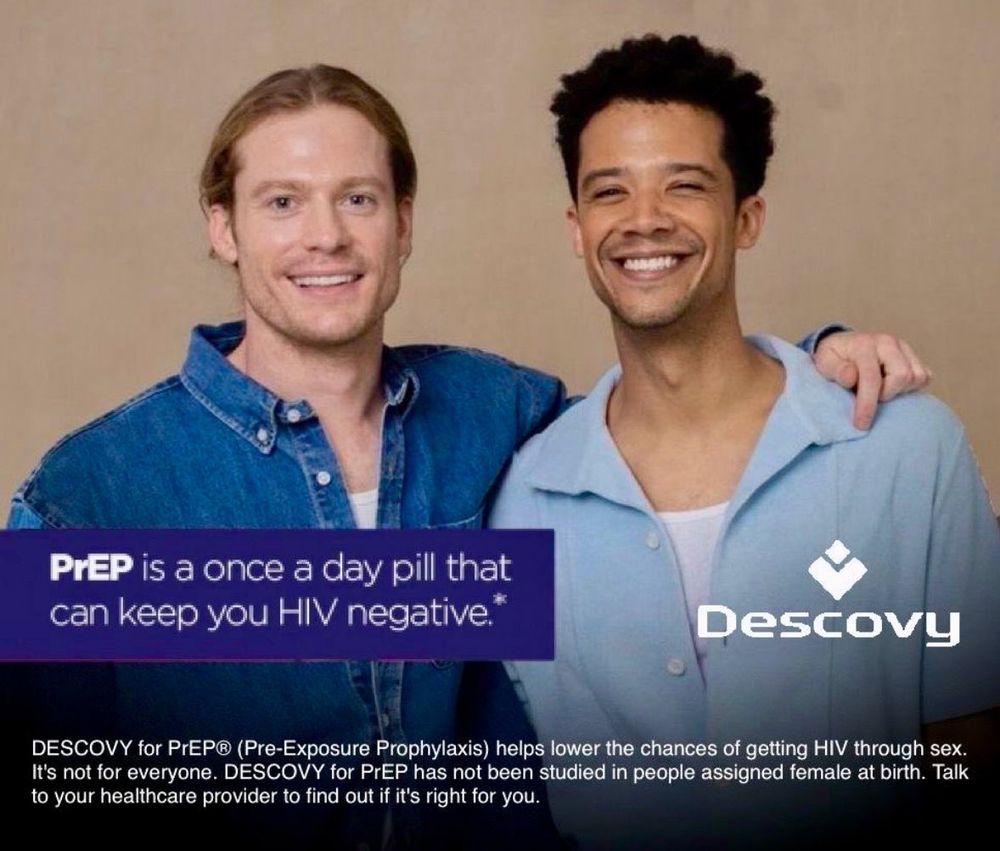 Foto dos personagens da série Entrevista com o Vampiro, Lestat e Louis, abraçados lado a lado, editada para parecer um anúncio de Prep 