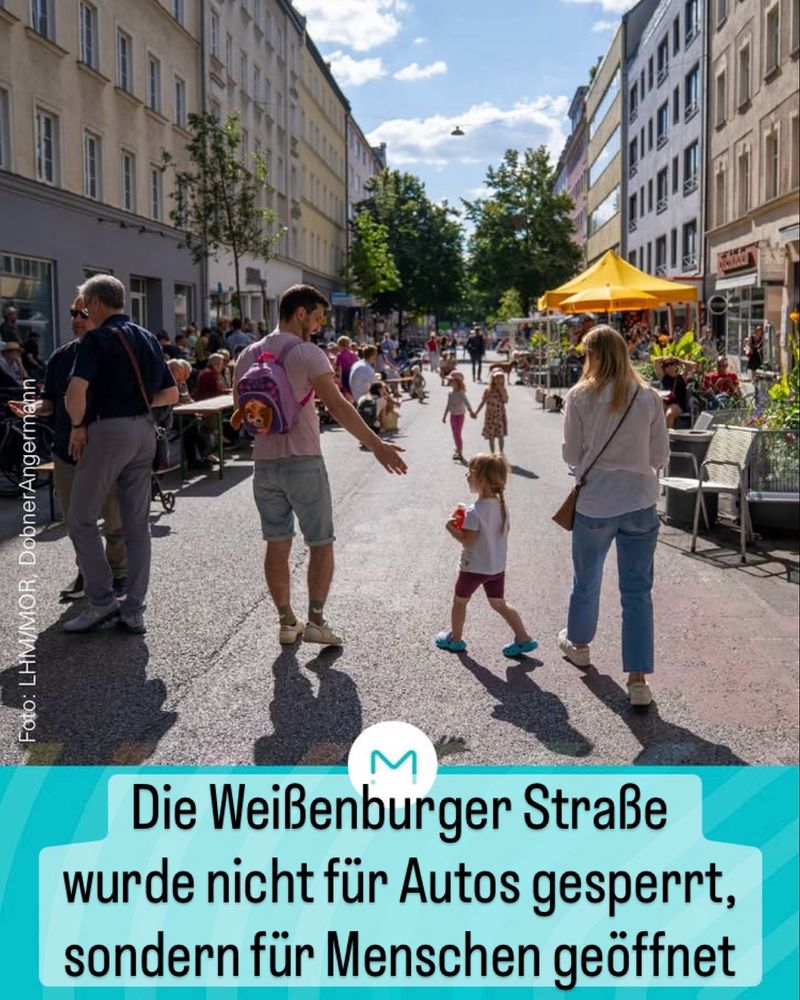 Viele Menschen bewegen sich in der Straßenmitte:
Text: 
Die Weißenburger Straße wurde nicht für Autos gesperrt, sondern für Menschen geöffnet.