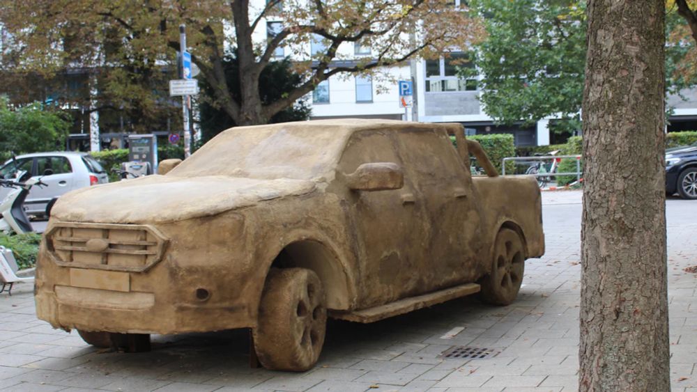 Mitten im Münchner Straßenverkehr: SUVs als verrottende Kunstwerke