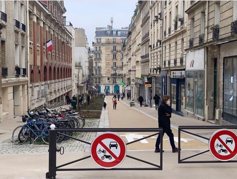 Autofreie Schulstraße in Paris.