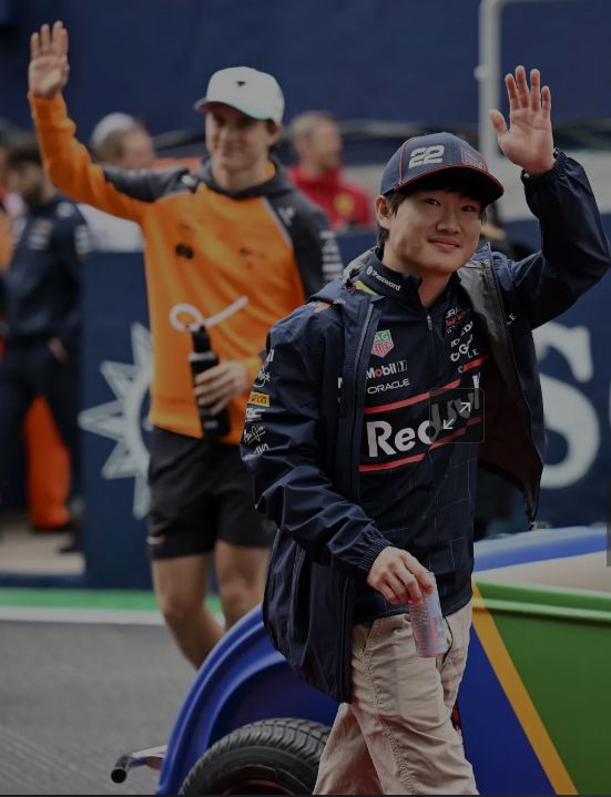 Yuki Tsunoda waves, and a blurry Oscar Piastri waving too ^^ Good luck to both of them!