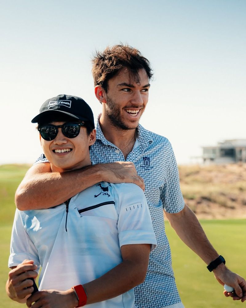 Yuki Tsunoda and Pierre Gasly look happy at the golf club together~