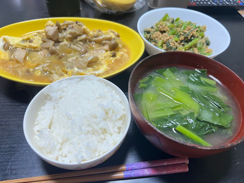 親子煮、小松菜の胡麻和え、小松菜の味噌汁、ご飯