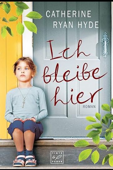 Gezeichnetes Cover. Ein Kind im Grundschulalter sitzt vor einer geschlossenen Tür, auf der in großen Buchstaben "Ich bleibe hier" steht.
Das Kind trägt ein hellblaues Langarmshirt, kurze laue Hosen, blaue Socken in weißen Sandalen. es hat kurze mittelbraune Haare und guckt entschlossen am Betrachter vorbei in die Ferne. Die Wand links neben der Tür ist sonnengelb. Von oben links und von unten rechts ragen grüne blätter ins Bild.