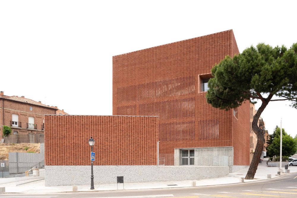 Vista exterior de la fachada de ladrillo permeable de la biblioteca.