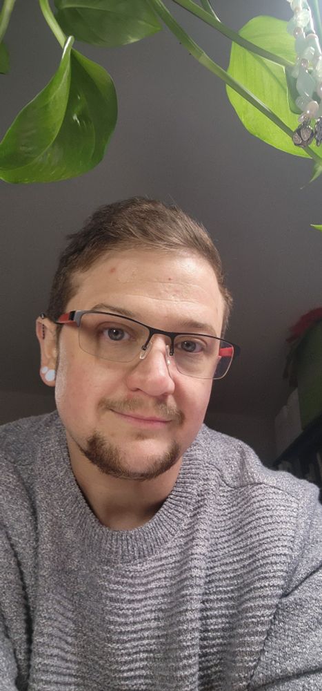 Jay, in gray, basking in fake sun.
Jay in gray happy fo some fun.