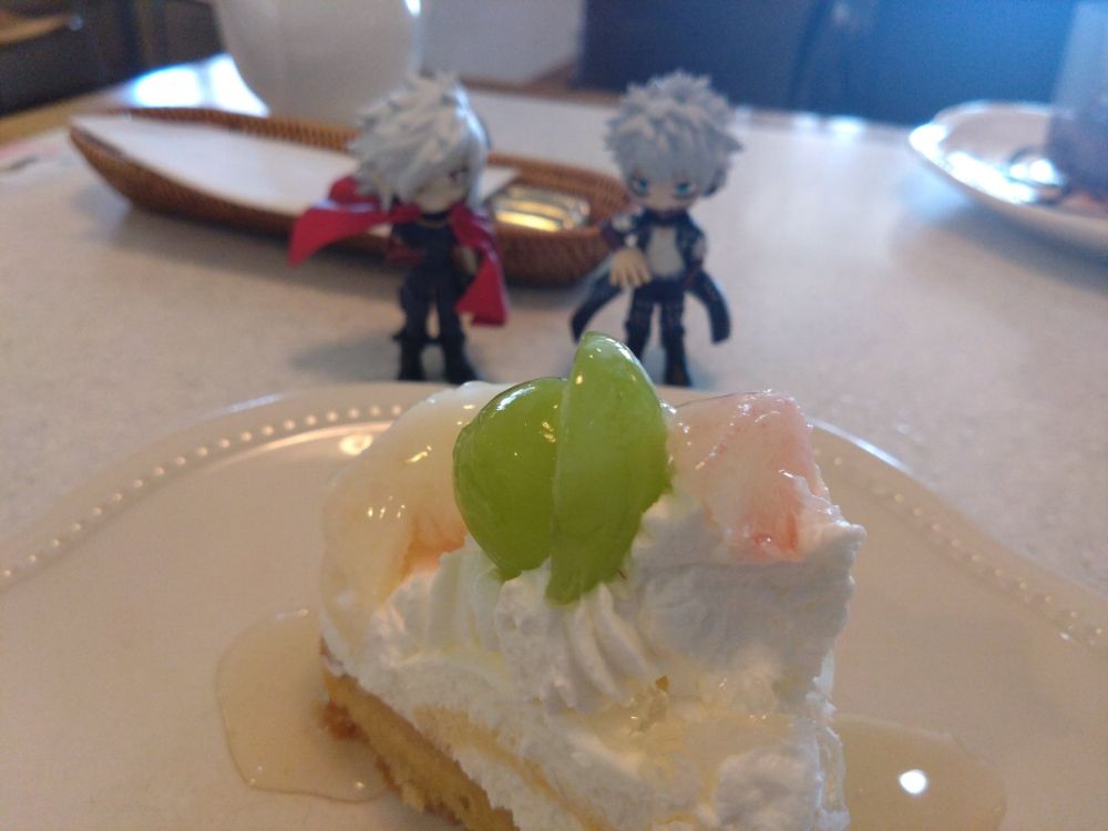 シャインマスカットと桃のタルトをみている、パルバースフィギュアの死柄木と荼毘の写真