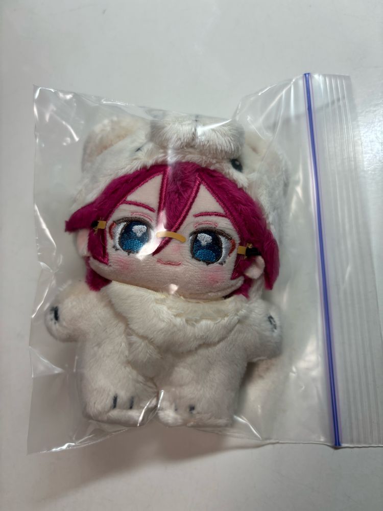 小型のジップロックに詰められた茨のいつぬいが机の上に置かれている。