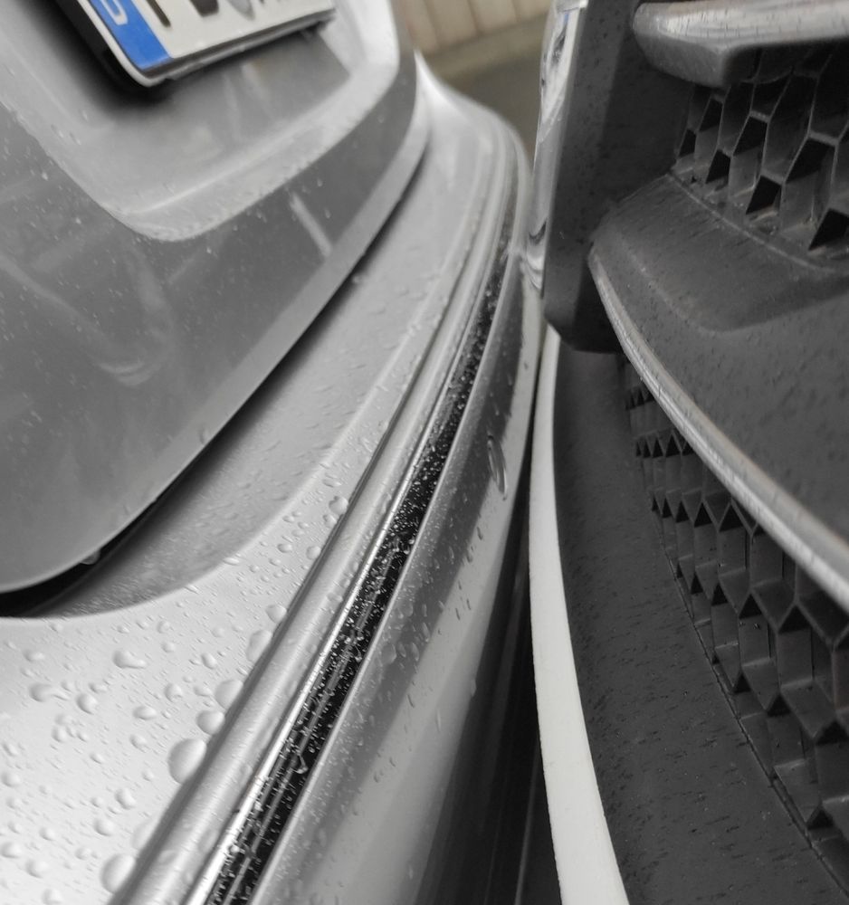 Links im Bild die hintere Stoßstange des Vordermanns, rechts meine vordere Stoßstange. Der Abstand dazwischen kaum erkennbar.