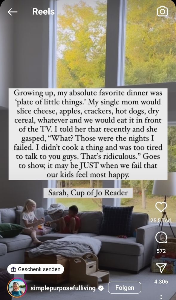 Instagram-Screenshot mit engl. Text. Im Hintergrund ein Sofa, auf dem Kinder sitzen.
Sinngemäß Aussage des Textes: das tollste Abendessen als Kind waren die Teller mit lauter kalten Kleingkeiten, die wir auf dem Sofa essen durften. Meine alleinerziehende Mutter staunte, als ich das sagte, denn sie hatte das Gefühl, dass es das Abendessen immer gab, wenn sie als Mutter total versagte, weil sie nicht gekocht hatte.