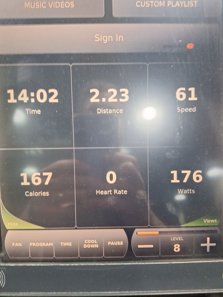 Elliptical machine screen showing statistics, including "Heart Rate 0".