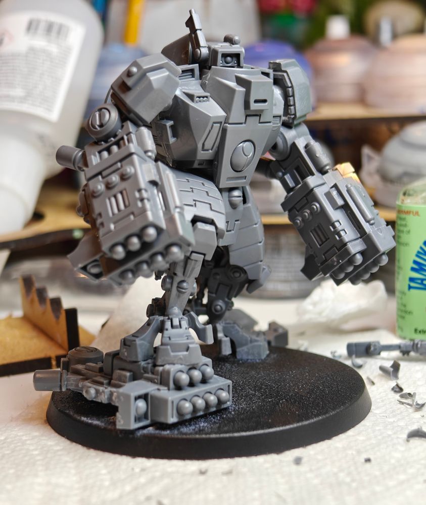 Tau Broadside battlesuit with missile pod loadout. Posed stepping on a fallen missile pod