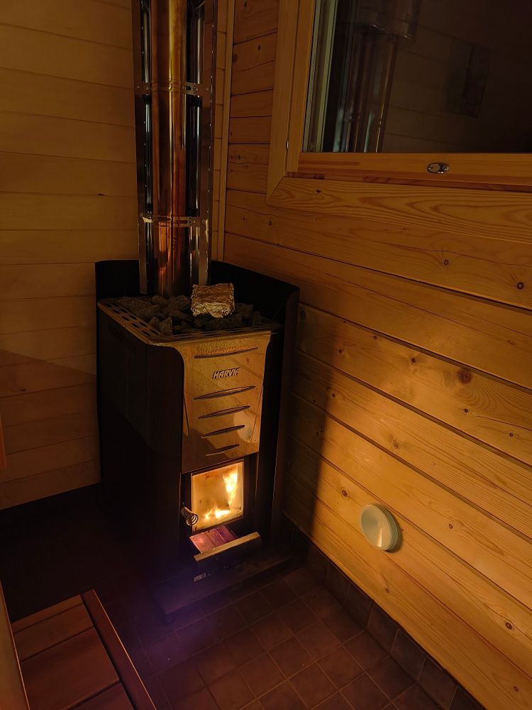 Puukiuas lämpenemässä.