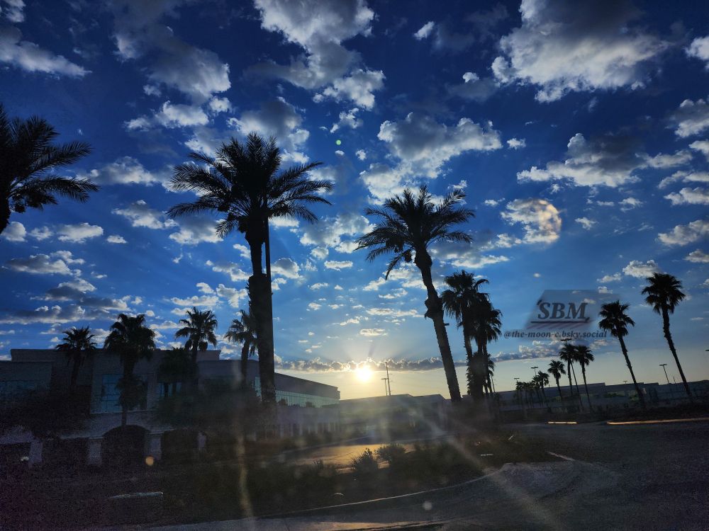 A bold blue sky of stratocumulus clouds covering the horizon as a crown above the sun
