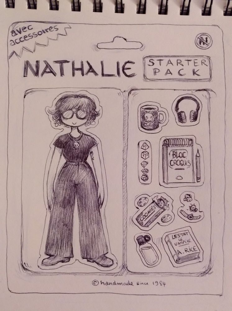 Dessin au stylo bic noir parodiant la trend qui consiste à demander à chatGPT de se représenter sous forme de figurine sous blister avec accessoires. Ici on a une femme à cheveux courts et grandes lunettes portant un pantalon ample. Ses accessoires sont une tasse de café, un casque audio, un set de dés pour jeu de rôle, un carnet de croquis A4 avec crayon, un paquet de cookies, des bagues et une montre, une gourde d'eau et un exemplaire de "Lestat le vampire" d'Anne Rice. 