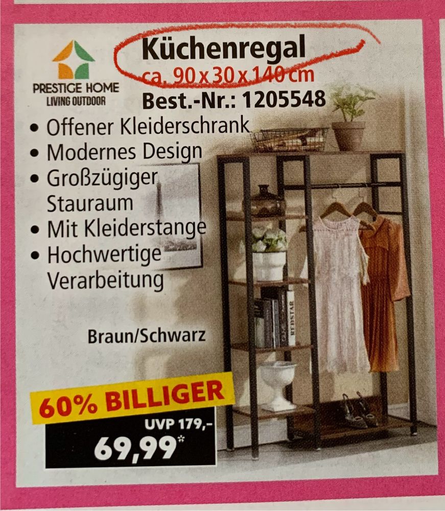 Screenshot einer Werbung des Discounters Norma, in der vermutlich aus Versehen ein offener Kleiderschrank als Küchenregal deklariert wurde.