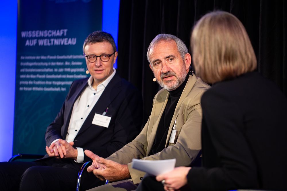Patrick Cramer, Hermann Parzinger und Sibylle Anderl auf der Bühne im Gespräch.