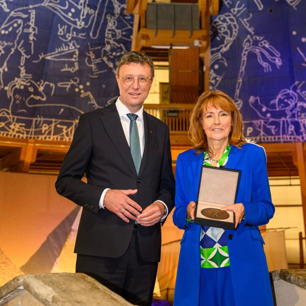 Patrick Cramer und Edelgard Bulmahn bei der Verleihung der Harnack-Medaille.