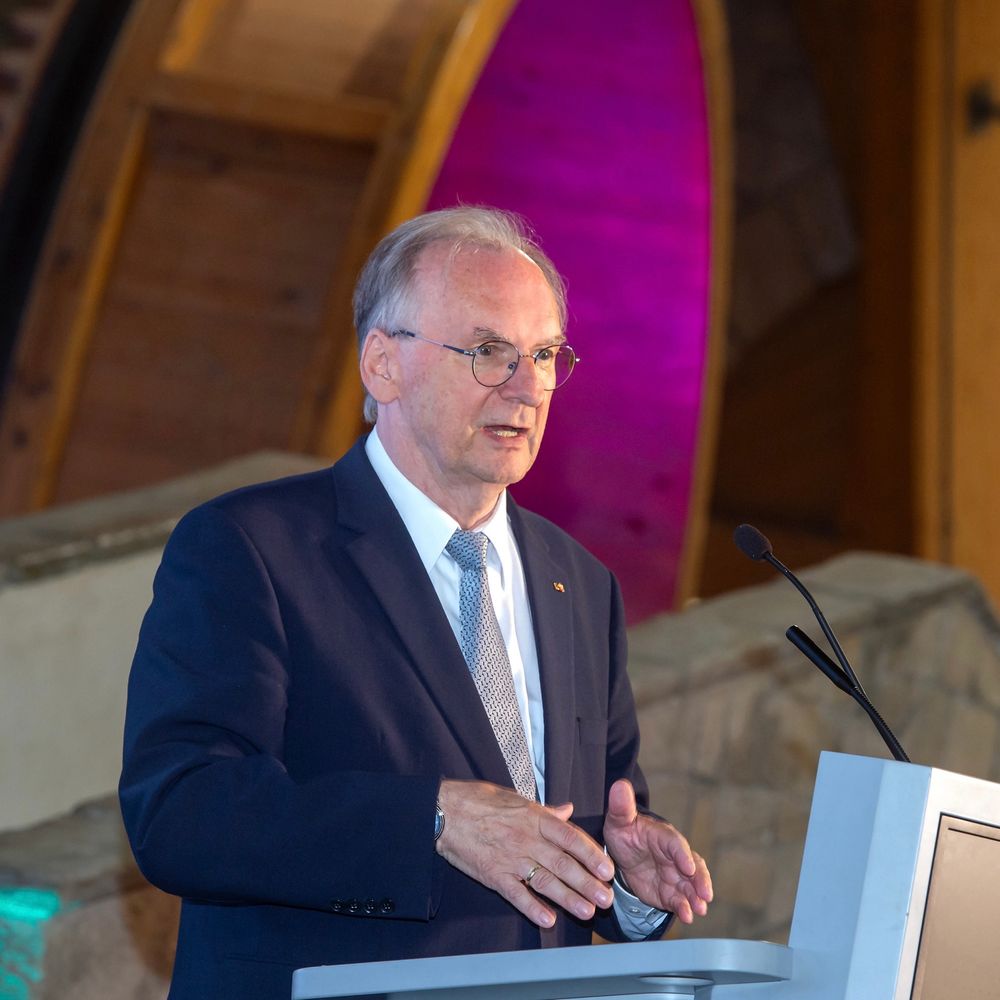 Reiner Haseloff hält eine Rede bei der Verleihung der Harnack Medaille.