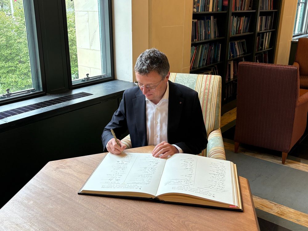 Patrick Cramer signing the member's book