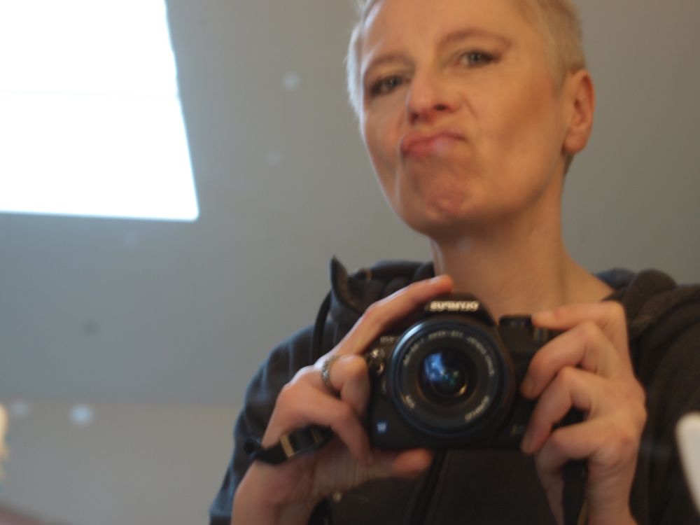 Ich mit sehr kurzen blonden Haaren