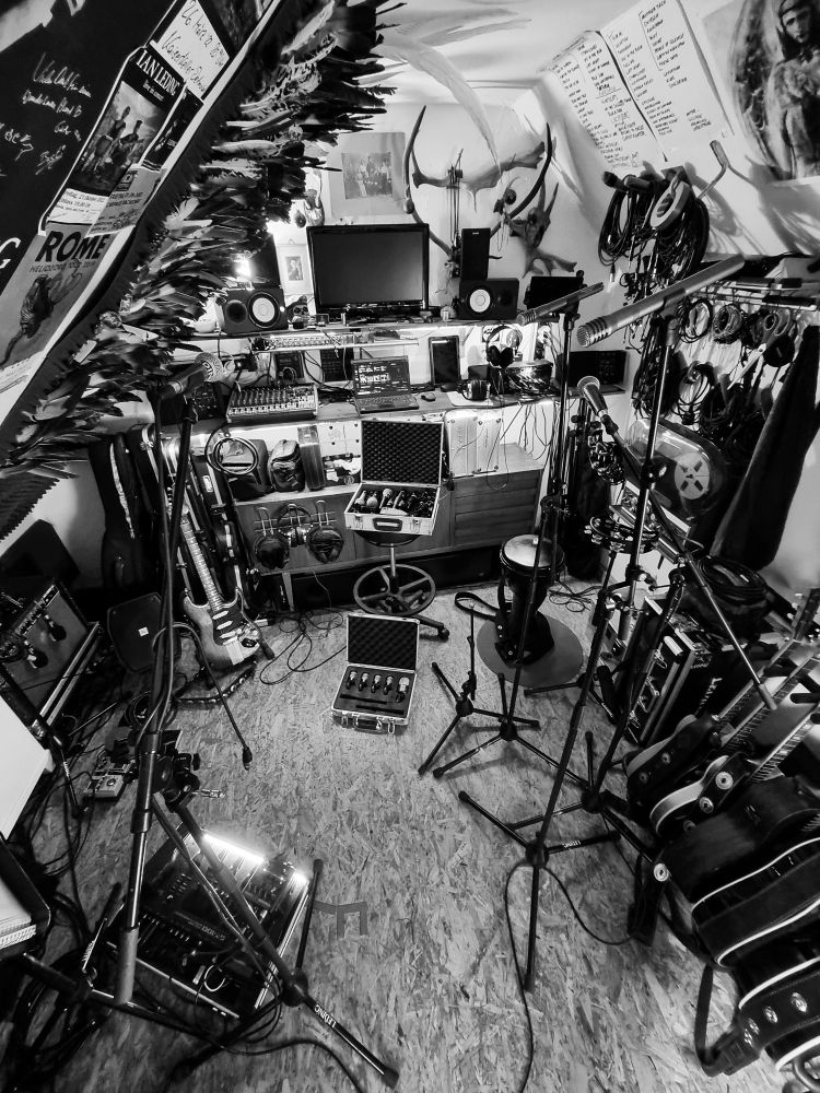 Unser kleines Studio. Ein Haufen Gitarren, Kabel, Mikrofone und so. In schwarzweiß. 