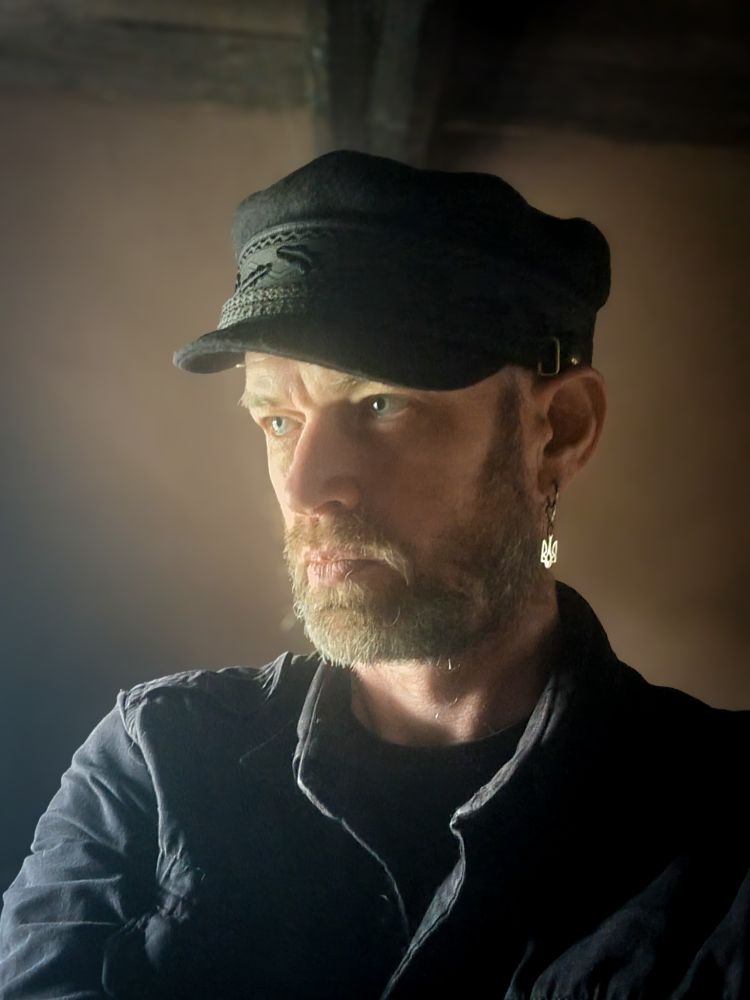Portrait-Bild von mir von der Seite. Ich trage meine Prinz Heinrich Mütze. 

Ich hätte nicht gedacht, einmal so produktiv zu sein. Ich mache ja nun schon eine Weile Musik, aber ich kann mich nicht erinnern, jemals so aktiv und motiviert gewesen zu sein. Gut, vieles ist über die Jahre aufgelaufen, was nie weiter verfolgt wurde. Aber reichlich Neues ist auch dabei. Ich kann euch gar nicht sagen, wie froh es mich stimmt, euch all dies bald zu präsentieren. 

Bowie hatte wohl recht, als er sagte: 

"Altern ist ein außergewöhnlicher Prozess, bei dem man zu der Person wird, die man schon immer hätte sein sollen." 

Auf meinem Patreon-Account gibt es schon einige kleine Einblicke. Du kannst dort einfach "subscriben", auch kostenlos. 🖤🦇
